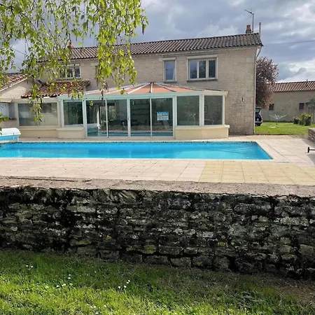 Sleeps10-privatepool-gamesroom-gatedgardens