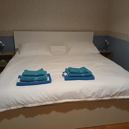 Sleeps10-privatepool-gamesroom-gatedgardens *